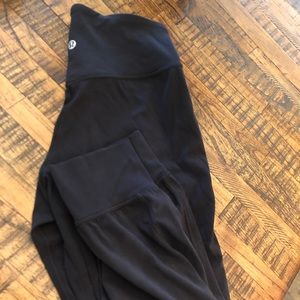 Lululemon. Size 4. Align jogger crop-black